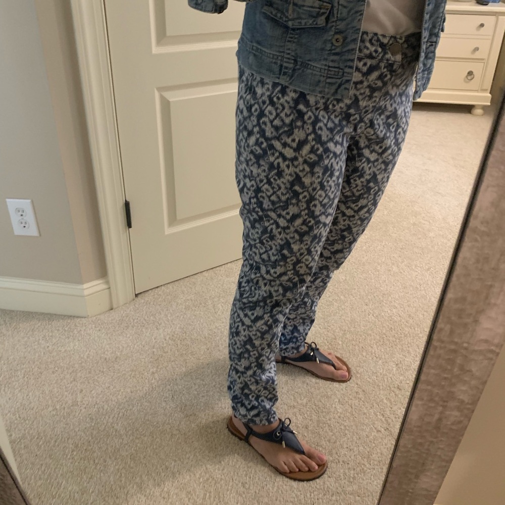 Chicos Platinum Pull on Pants with Button. Great for Spring & Summer. Size 10